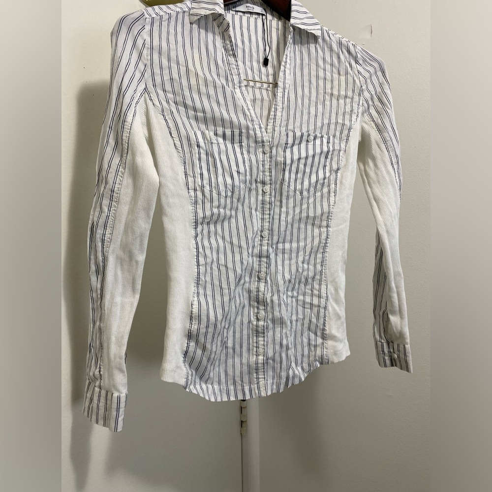 ✨3 for 30✨ Striped White and Black detailed button down shirt